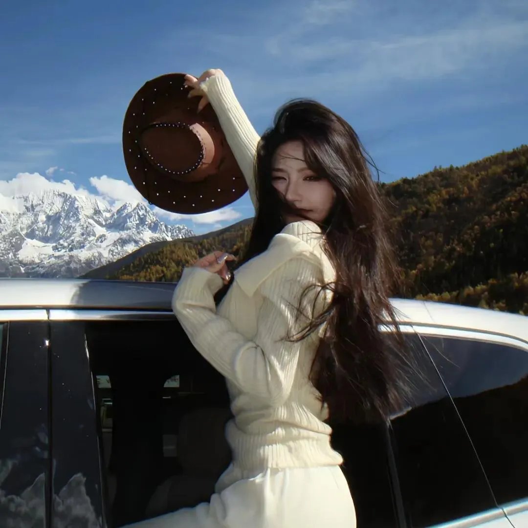 窗边女孩眼中对街的屋中女子